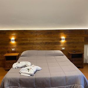 Camera grande con letto king size
